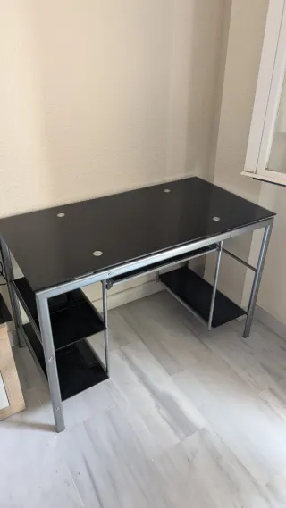 Escritorio metálico de cristal negro
