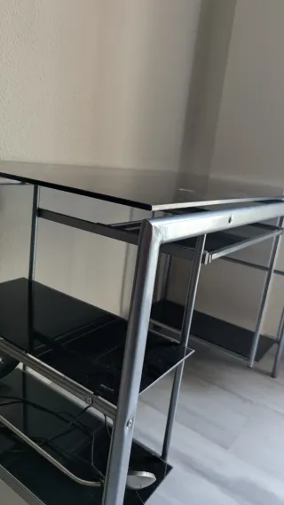 Escritorio metálico de cristal negro