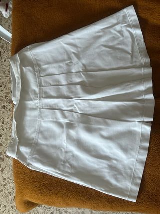 Falda blanca plisada