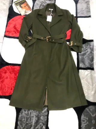 Abrigo largo verde con cinturón