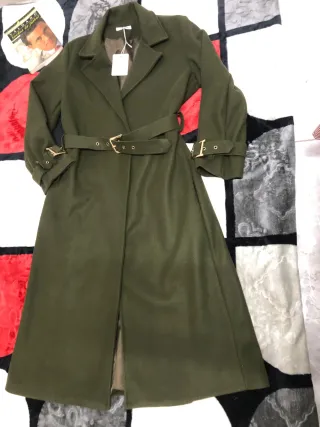 Abrigo largo verde con cinturón