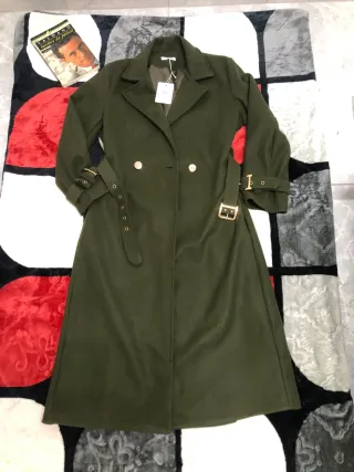 Abrigo largo verde con cinturón