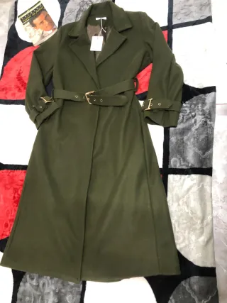 Abrigo largo verde con cinturón