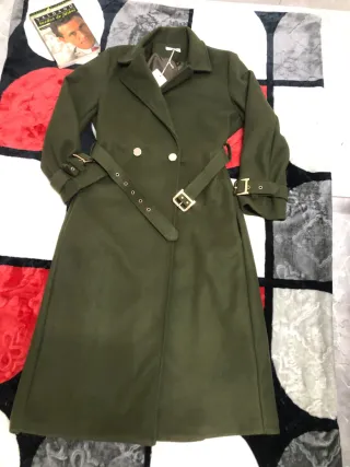 Abrigo largo verde con cinturón