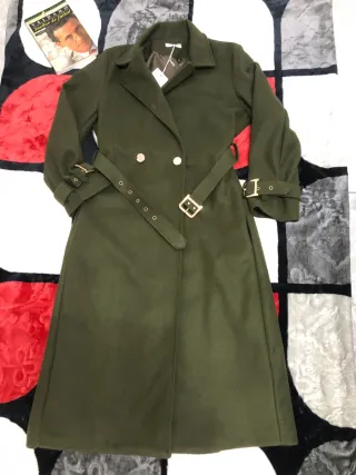 Abrigo largo verde con cinturón