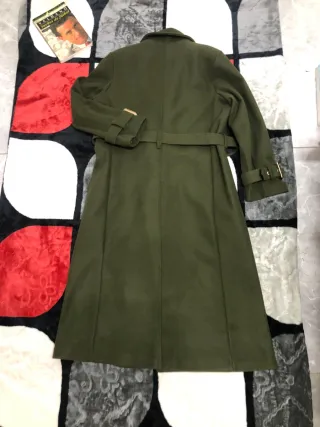 Abrigo largo verde con cinturón