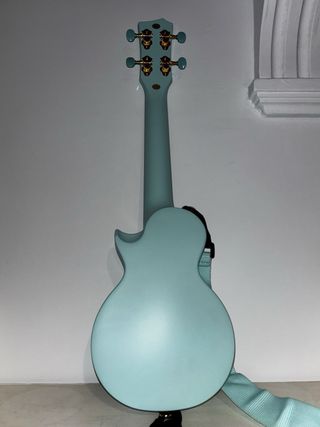 Ukelele azul sin usar