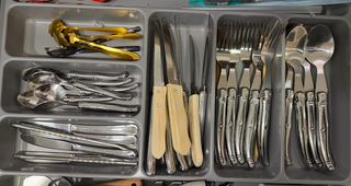 Set di posate complete in metallo e legno