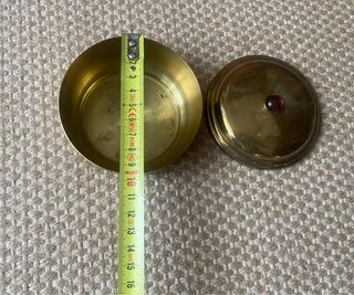 Caixa redonda antiga de latão com pedra na tampa