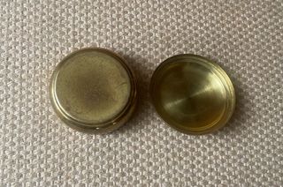 Caixa redonda antiga de latão com pedra na tampa