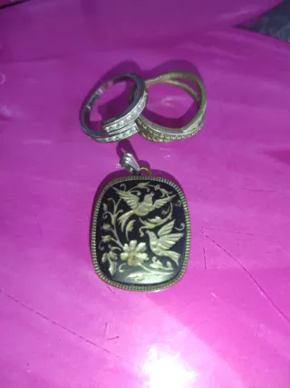 Lote bisutería: 2 anillos y colgante