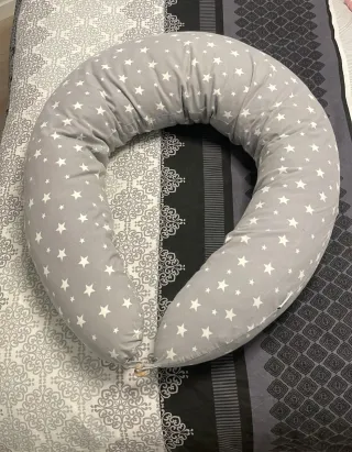Cojín de lactancia gris estrellas