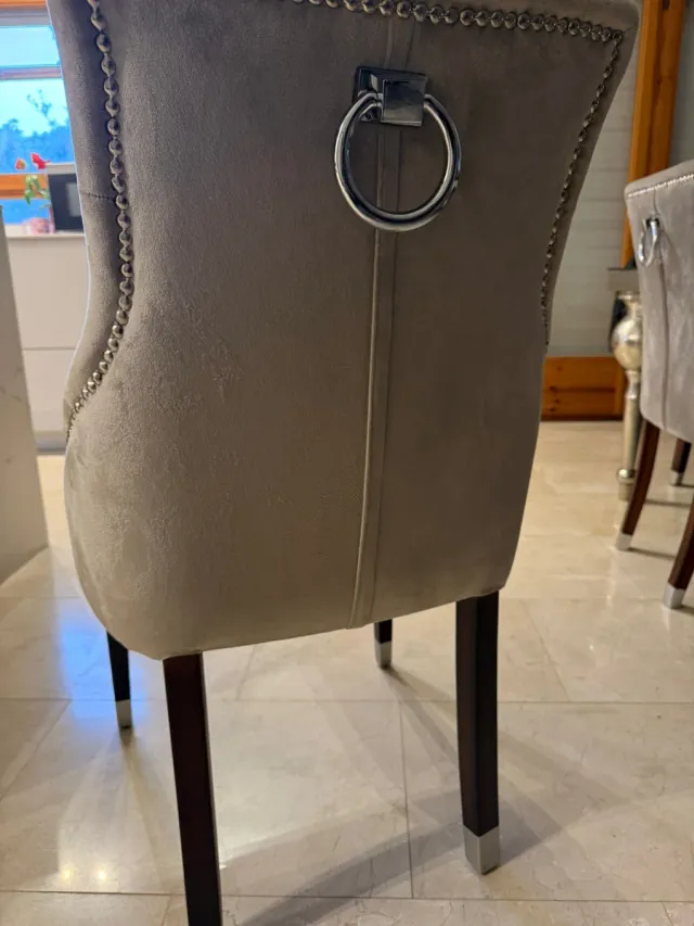 Silla de comedor de terciopelo gris