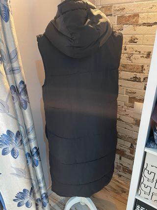 Chaquetón largo sin mangas negro