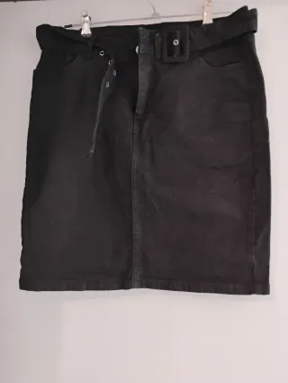 Falda vaquera negra con cinturón