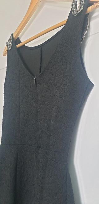 Vestido negro con hombreras plateadas