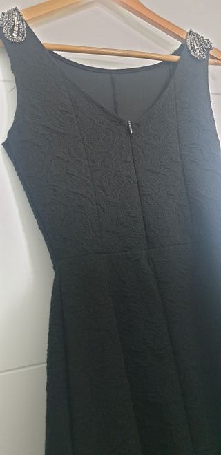 Vestido negro con hombreras plateadas