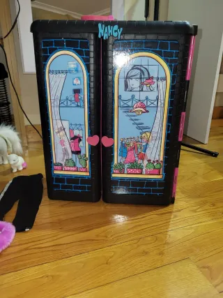 Armario Nancy con Ropa y Accesorios y 4 muñecas