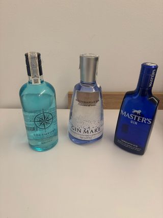 Lotto di 3 bottiglie vuote di gin e whisky