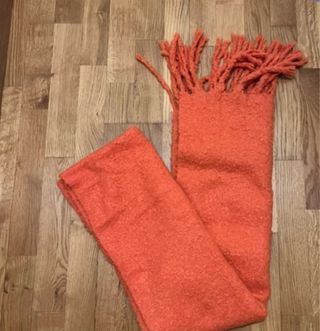 Bufanda gruesa naranja con flecos