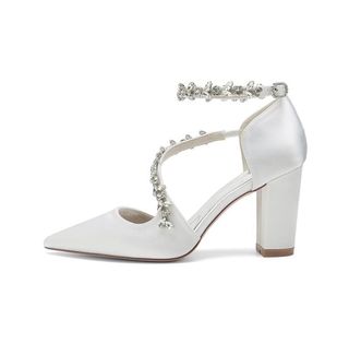 Zapatos de satén blancos con pedrería