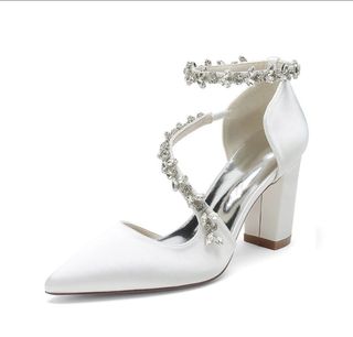 Zapatos de satén blancos con pedrería