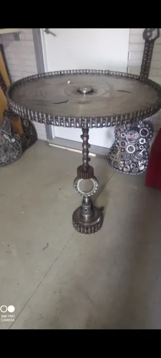 Mesa de metal con diseño industrial