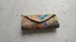 Bolso de mano dorado y multicolor