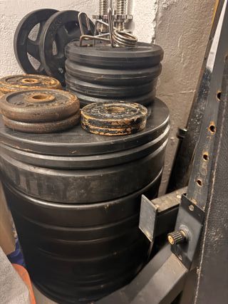 Pesas de gimnasio y barras