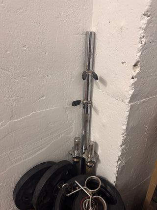 Pesas de gimnasio y barras