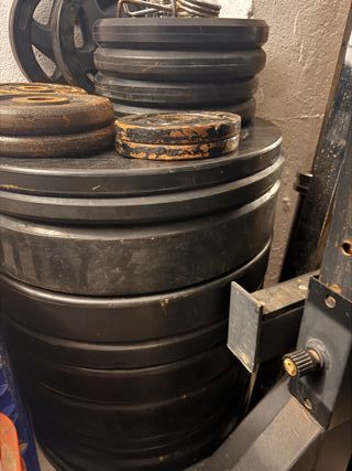 Pesas de gimnasio y barras