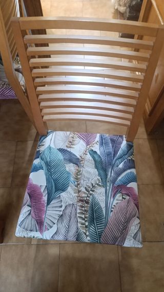 Tavolo in legno massello e 4 sedie