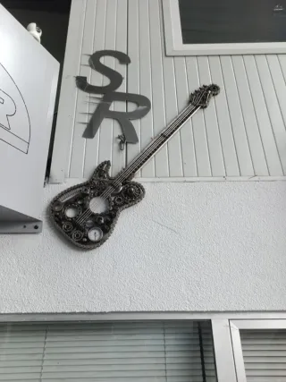 Bajo de metal hecho a mano