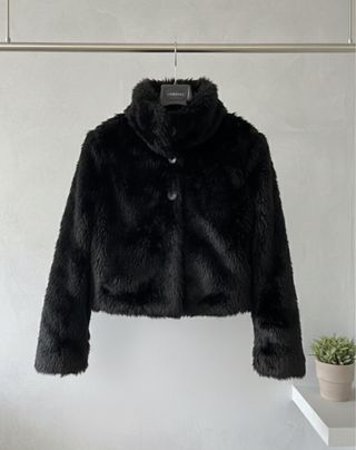 chaqueta pelo de fiesta Stradivarius negra