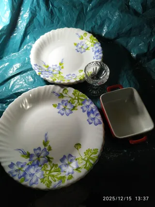 Set di tre piatti profondi e tre piatti piani con un bel design floreale