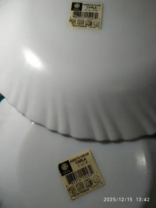 Set di tre piatti profondi e tre piatti piani con un bel design floreale