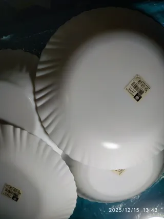 Set di tre piatti profondi e tre piatti piani con un bel design floreale