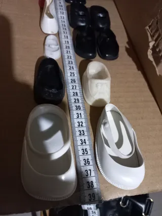 Set composto da varie scarpe per bambole,bambola