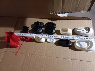 Set composto da varie scarpe per bambole,bambola