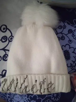 Gorro blanco con pompón y pedrería