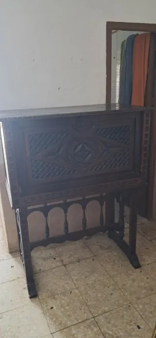 Bargueño antiguo de madera tallada