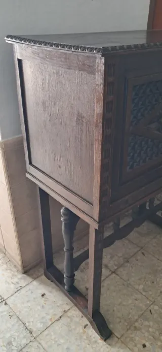 Bargueño antiguo de madera tallada