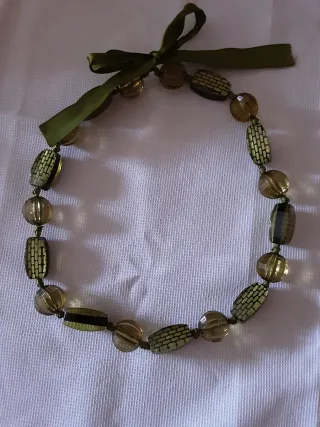 Collar de cuentas verde y dorado