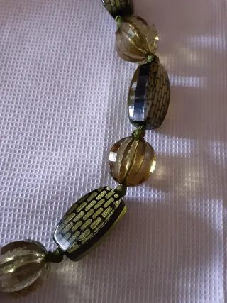 Collar de cuentas verde y dorado