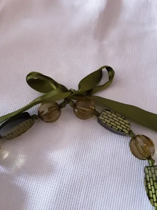 Collar de cuentas verde y dorado