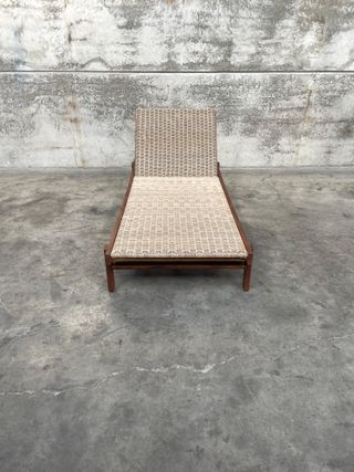 Tumbona Itani de madera maciza de acacia y ratán sintético FSC 100%