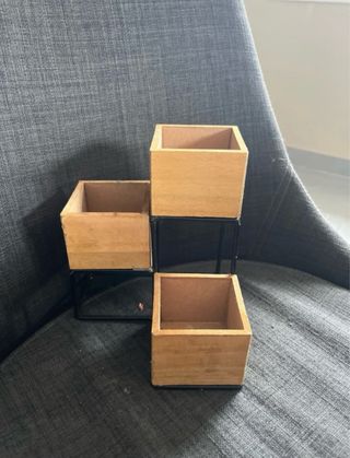 Scaffaletto portaoggetti scrivania legno metallo.