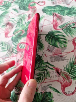 iPhone 11 Rosso in perfetto stato, molto curato.