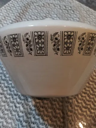 Antigua Sopera de exquisita porcelana Segoviana