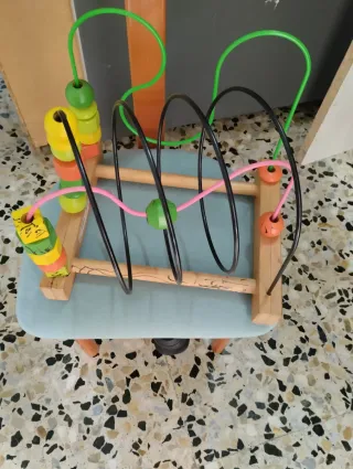 Juguete de madera con cuentas